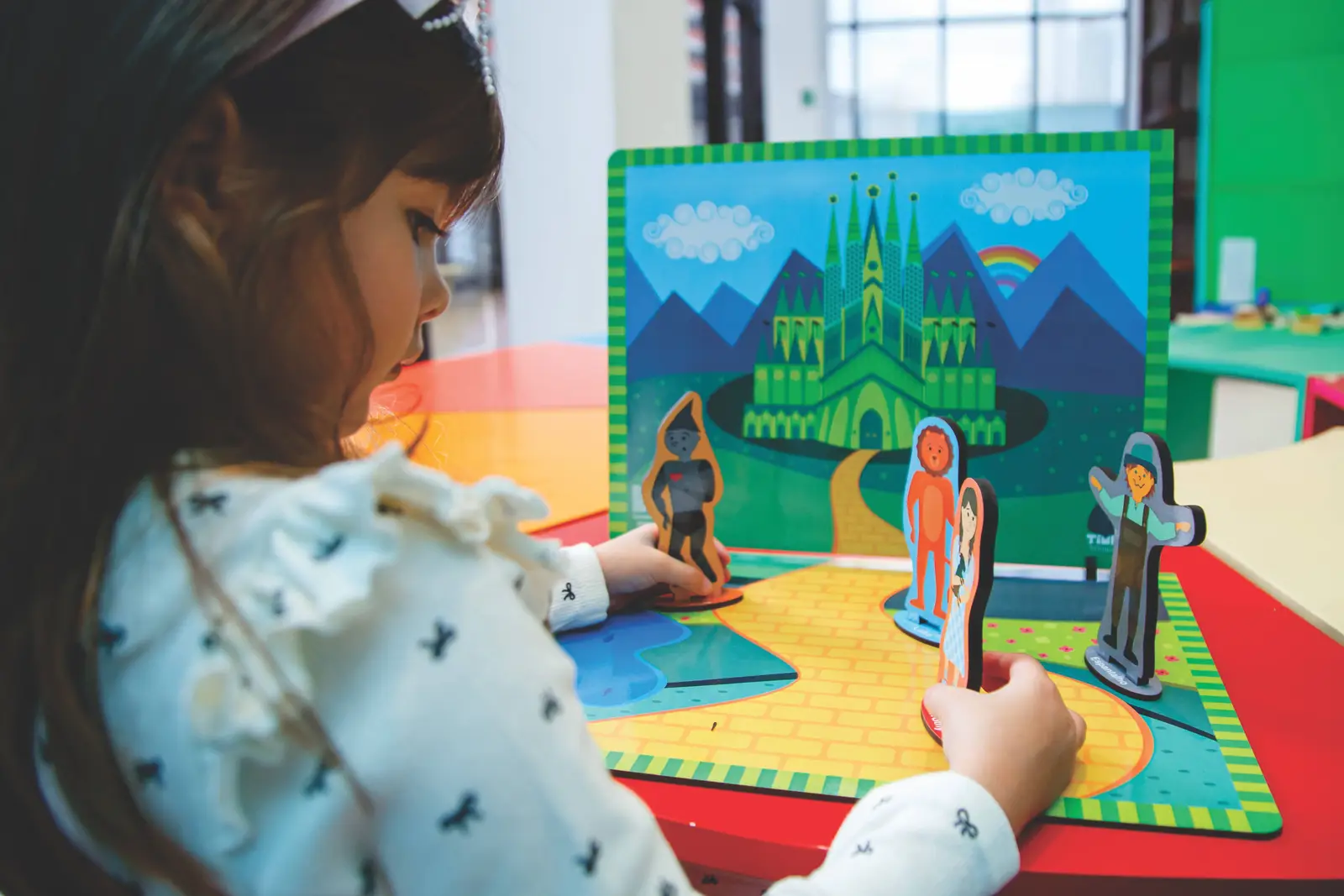 Criança brincando com um diorama de madeira Timber